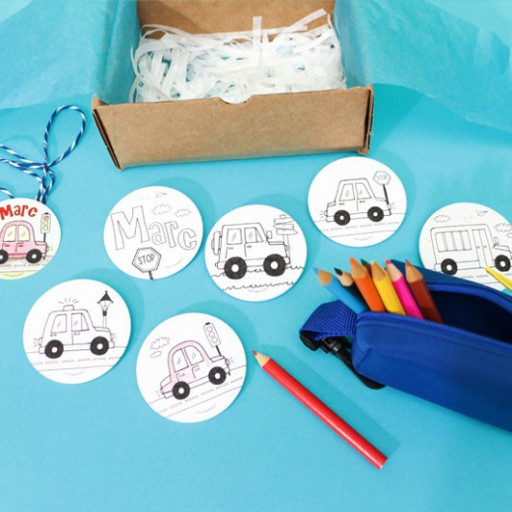 Cajita con 6 chapas de coches para colorear