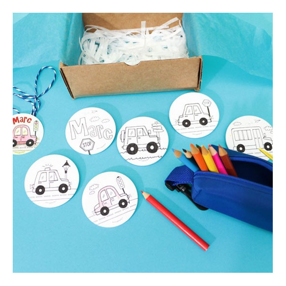 Cajita con 6 chapas de coches para colorear
