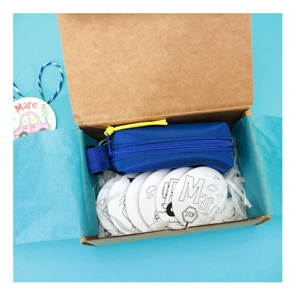 Cajita con 6 chapas de coches para colorear