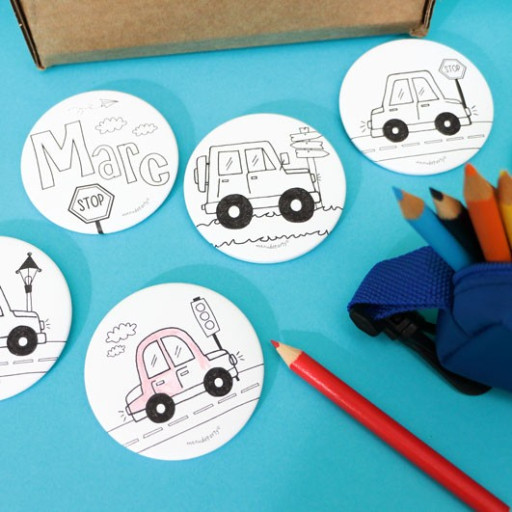 Cajita con 6 chapas de coches para colorear