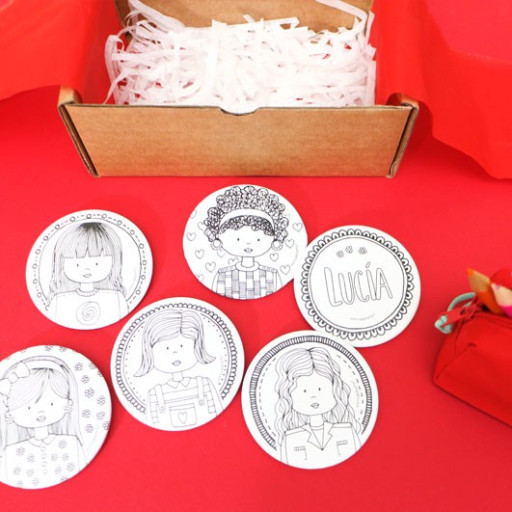 Cajita con 6 chapas de chicas para colorear
