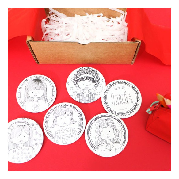 Cajita con 6 chapas de chicas para colorear