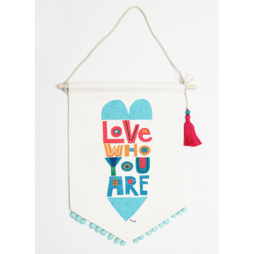 Banderín "Love who you are"