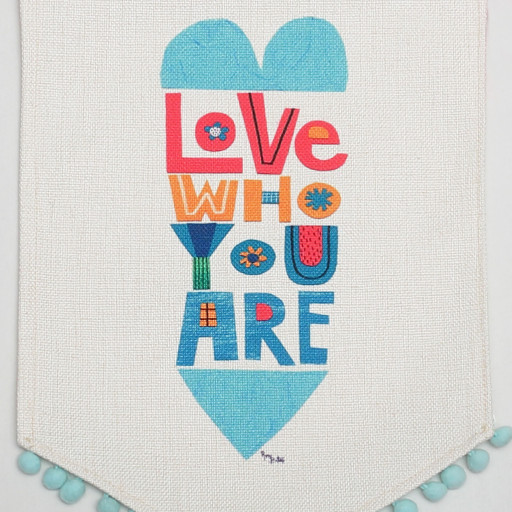 Banderín "Love who you are"