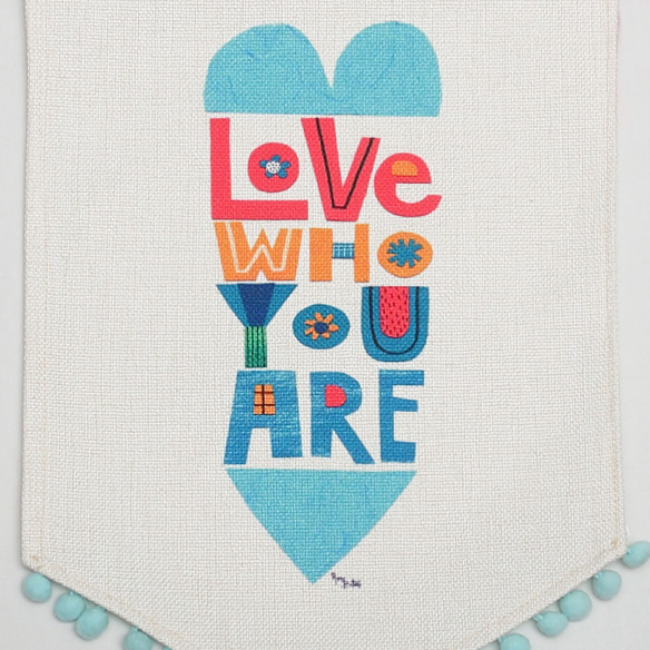 Banderín "Love who you are"