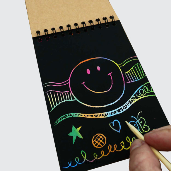 Libretita de hojas negras para raspar. Personalizada